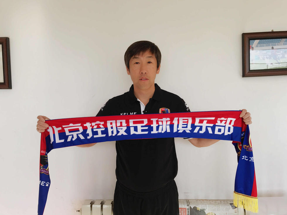 在本轮英超曼城3-3战平热刺的比赛中，主裁判胡珀最后时刻吹停曼城的一记单刀球，这让他遭受了众多批评，而在《每日邮报》的专栏，评论员萨顿表达了对于胡珀的支持。